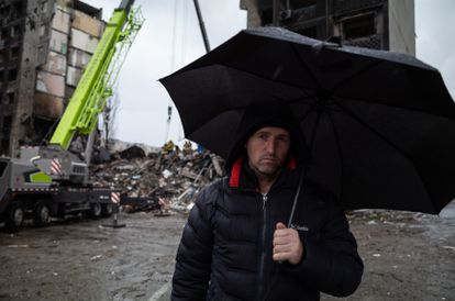Vadim Zagrebelnyi, frente al edificio en el que se encontraba parte de su familia cuando fue bombardeado, el sábado en Borodianka.