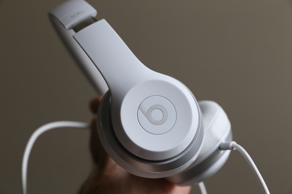 Apple podría estar trabajando en auriculares tipo AirPods que se colocan sobre las orejas