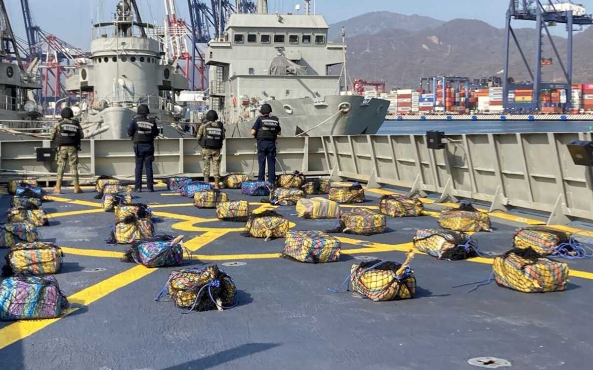 Asegura Semar mil 700 kilos de cocaína en operativo buque-helicóptero-interceptora