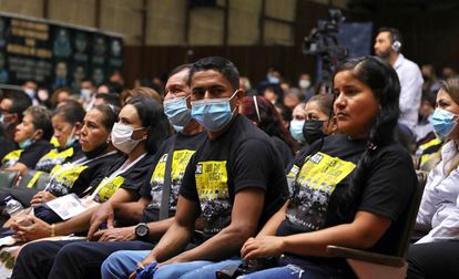 Familiares de víctimas durante una audiencia pública de reconocimiento de los comparecientes procesados por 'falsos positivos', en Ocaña, Colombia.
