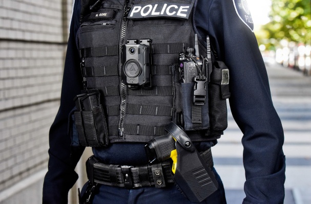 Axon ofrece nueva tecnología para la policía, pero ¿son realmente más herramientas lo que necesitan los policías?