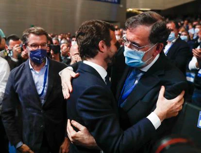 Pablo Casado abrazaba a Mariano Rajoy ante Alberto Núñez Feijóo, el viernes en el congreso nacional del PP en Sevilla.