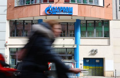 Un ciclista pasa por delante de la sede central de Gazprom Germania en Berlín el 1 de abril de 2022.