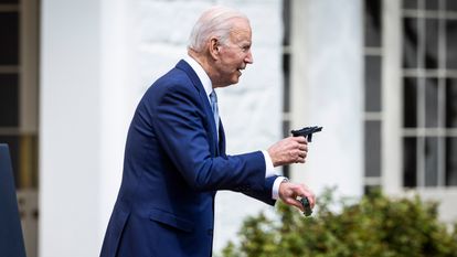 Biden muestra una pistola durante el anuncio de las restricciones a las armas fantasmas este lunes en la Casa Blanca.