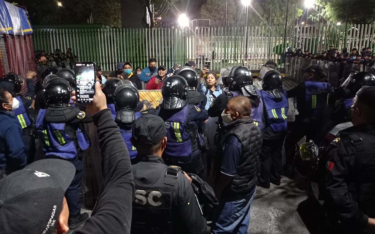 CDMX: Denuncian represión contra triquis; policía los encapsula tras desalojo