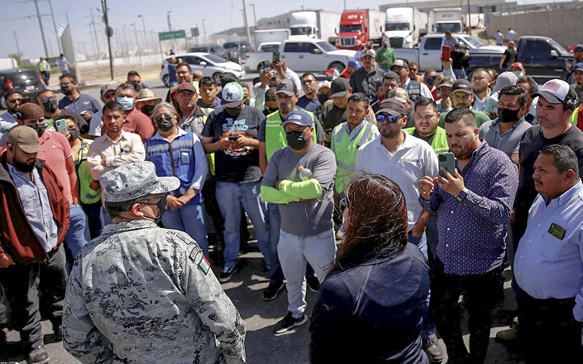 Camioneros mexicanos bloquean dos cruces con Texas; protestan por inspecciones