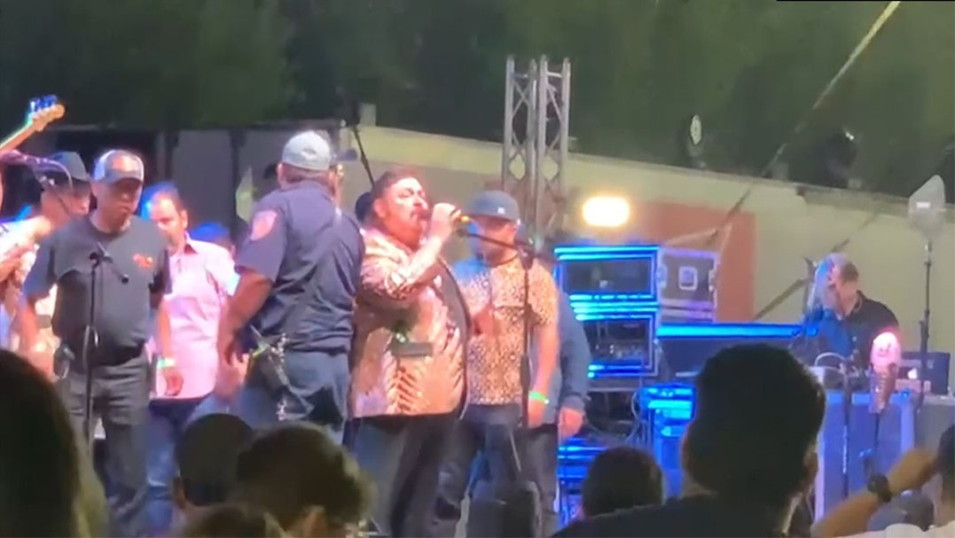 Captan en video momento en que cantante Ramón Ayala se cae durante festival