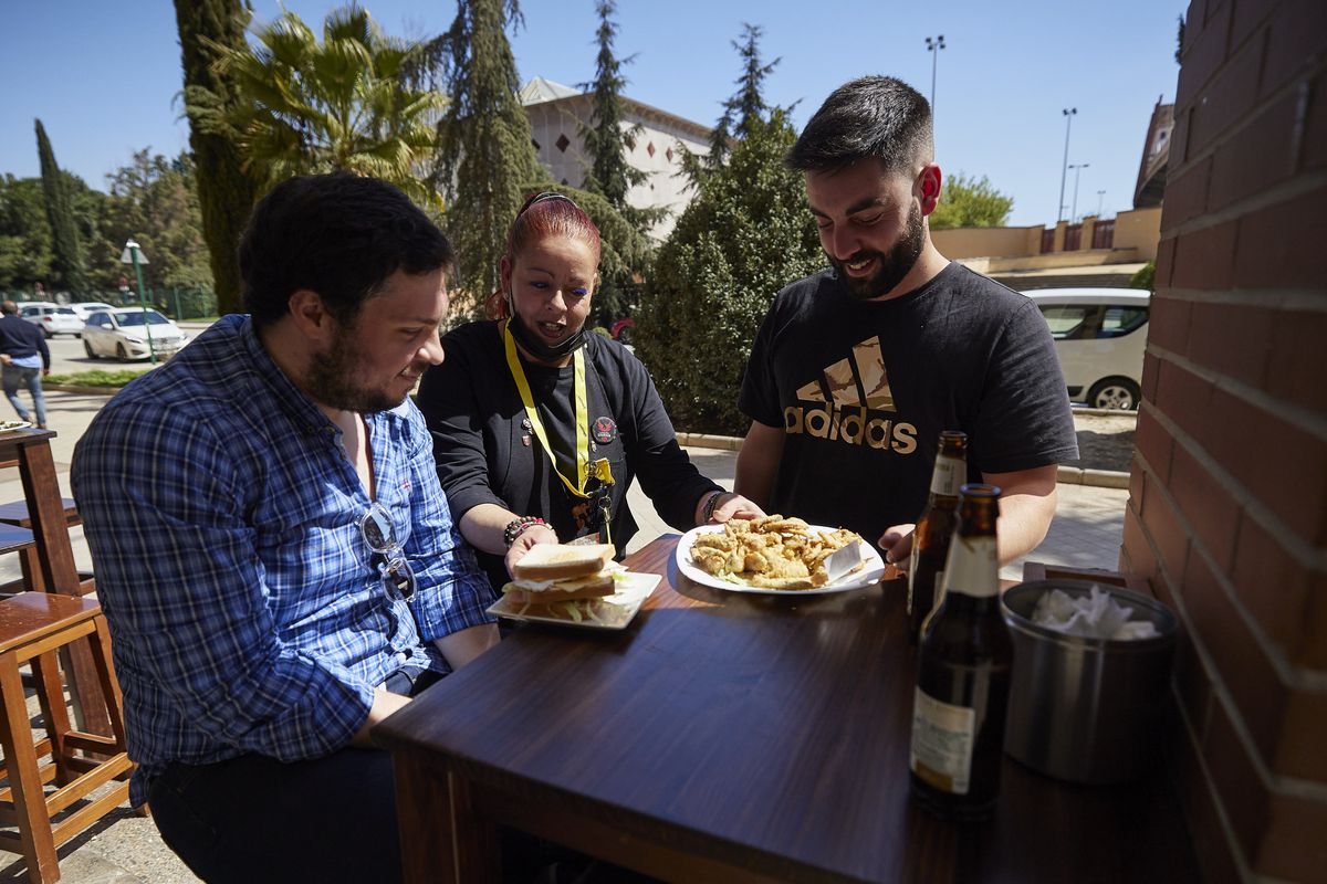 Cervezas con debate de tapas en Granada