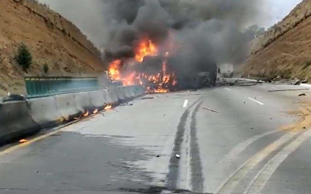 Choque e incendio de tráiler y autobús en la autopista México-Puebla dejan 10 lesionados