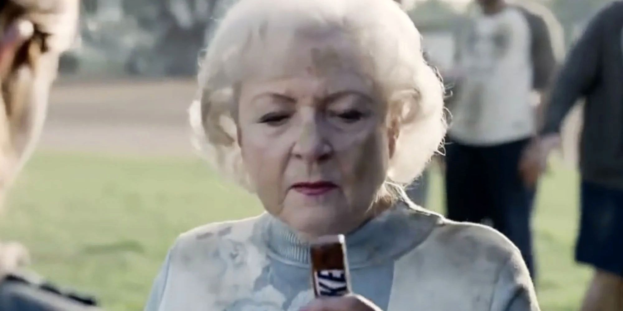 Cómo el hilarante comercial de Snickers de Betty White reinició su carrera