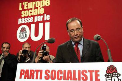 El primer secretario del PS, François Hollande, tras conocer los resultados del referéndum en le que fue rechazado el Tratado de la constitución de la UE en 2005.