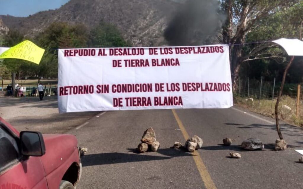 Con bloqueo en Oaxaca, triquis exigen alto a la represión de desplazados en CDMX