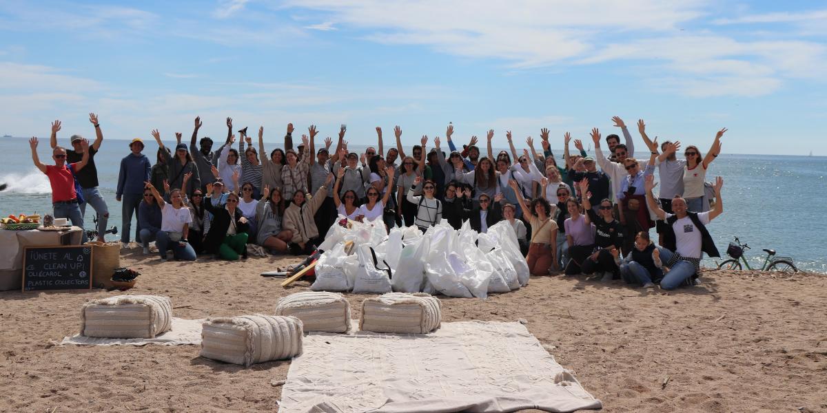 Con motivo del 'Día de la tierra' recogen 135 kgs de residuos en la playa de Barcelona
