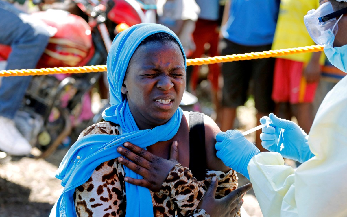 Congo inicia vacunación contra el ébola para frenar brote en el noroeste: OMS