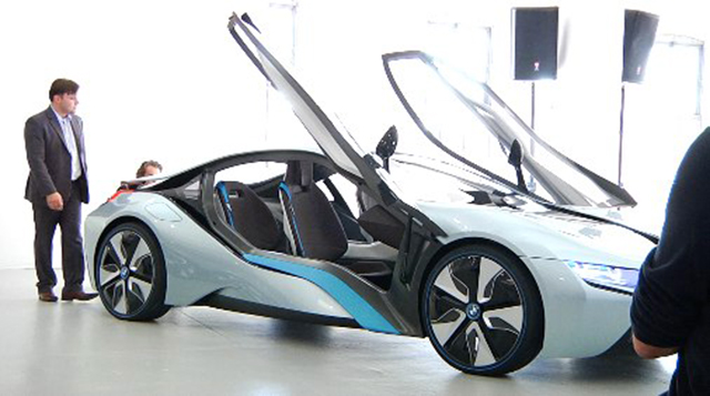 Conozca el nuevo SUV i3 totalmente eléctrico y el auto deportivo híbrido-eléctrico i8 de BMW