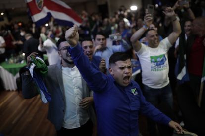 Simpatizantes del presidente electo de Costa Rica, Rodrigo Chaves, festejan en San José, este domingo.
