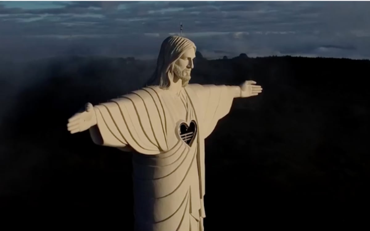 Cristo Protector, más alto que el famoso Redentor de Río de Janeiro