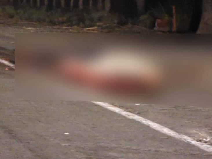 Deshecho queda cuerpo de hombre, fue arrollado, pasan encima de él varios autos en la México-Querétaro, por San Gil