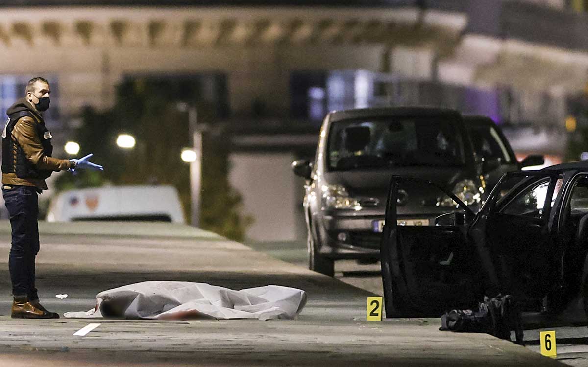 Dos muertos y un herido en París, luego de que policías dispararon a un coche que intentó embestirlos