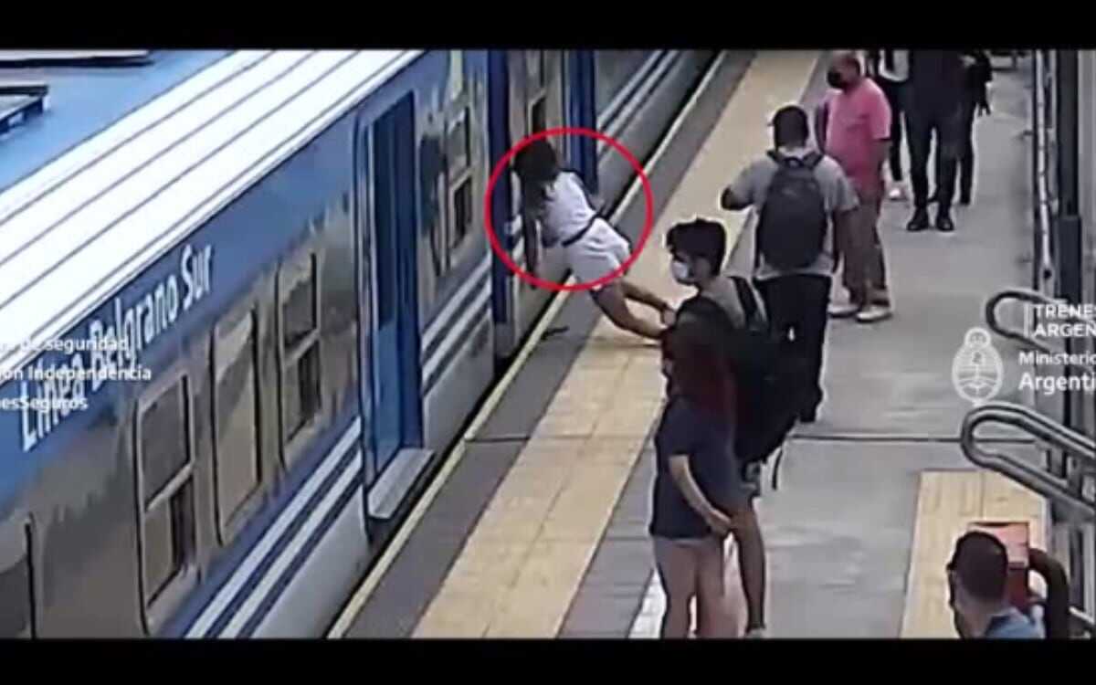 Dramático video muestra a mujer desmayarse, caer debajo de un tren en movimiento en Argentina y salir ilesa | Video