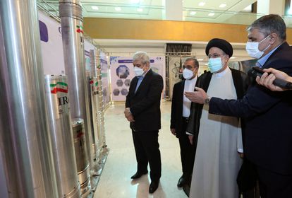 El presidente de Irán, Ebrahim Raisí, en una visita a una instalación nuclear, el sábado en Teherán.