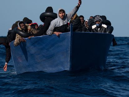 Una embarcación precaria transporta un grupo de personas migrantes, en su mayoría eritreos, en el norte de Libia en 2021. Fueron rescatados por la ONG Open Arms.