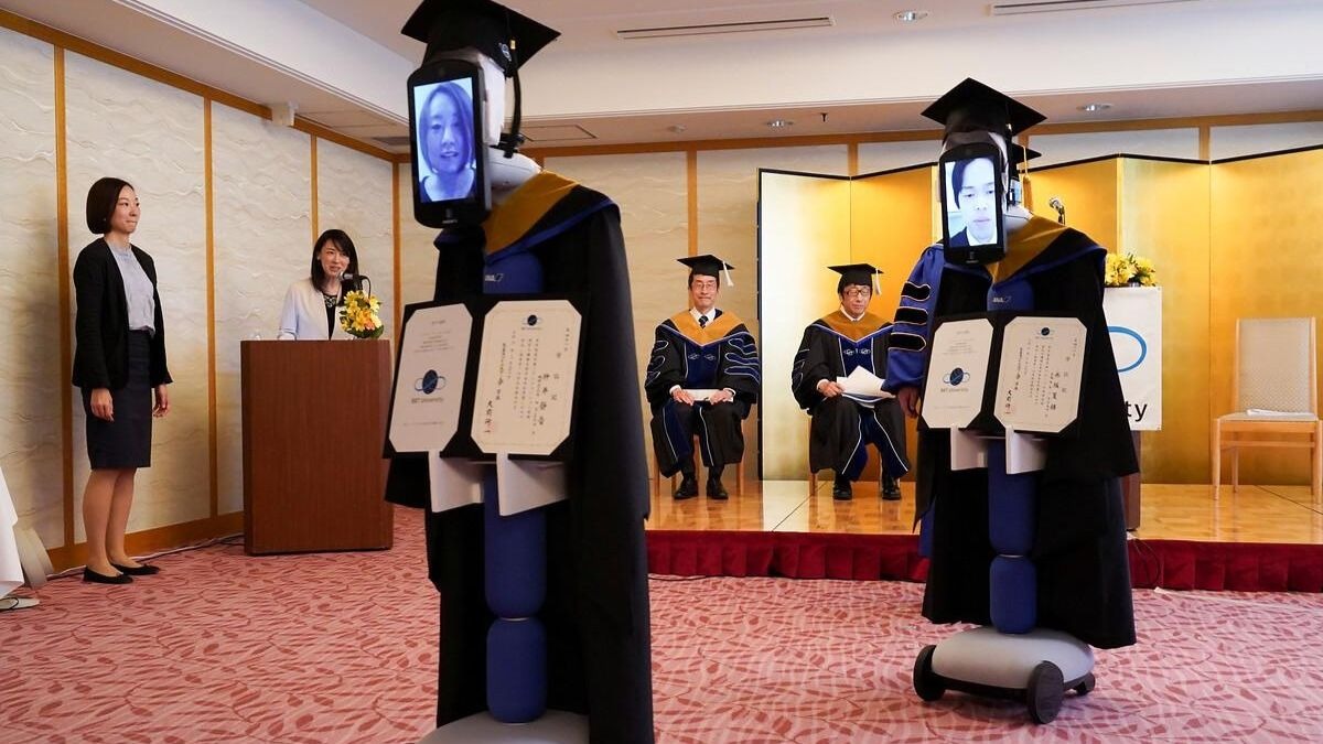 El coronavirus obliga a una universidad de Japón a celebrar la graduación con robots
