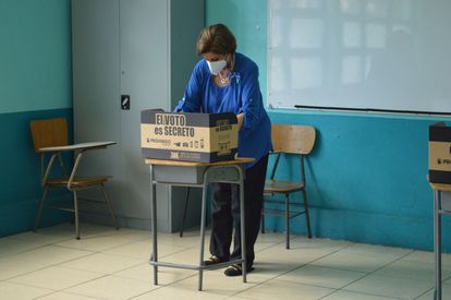 La periodista Pilar Cisneros, que fue clave en la campaña de Chaves,  durante las votaciones el pasado 6 de febrero.