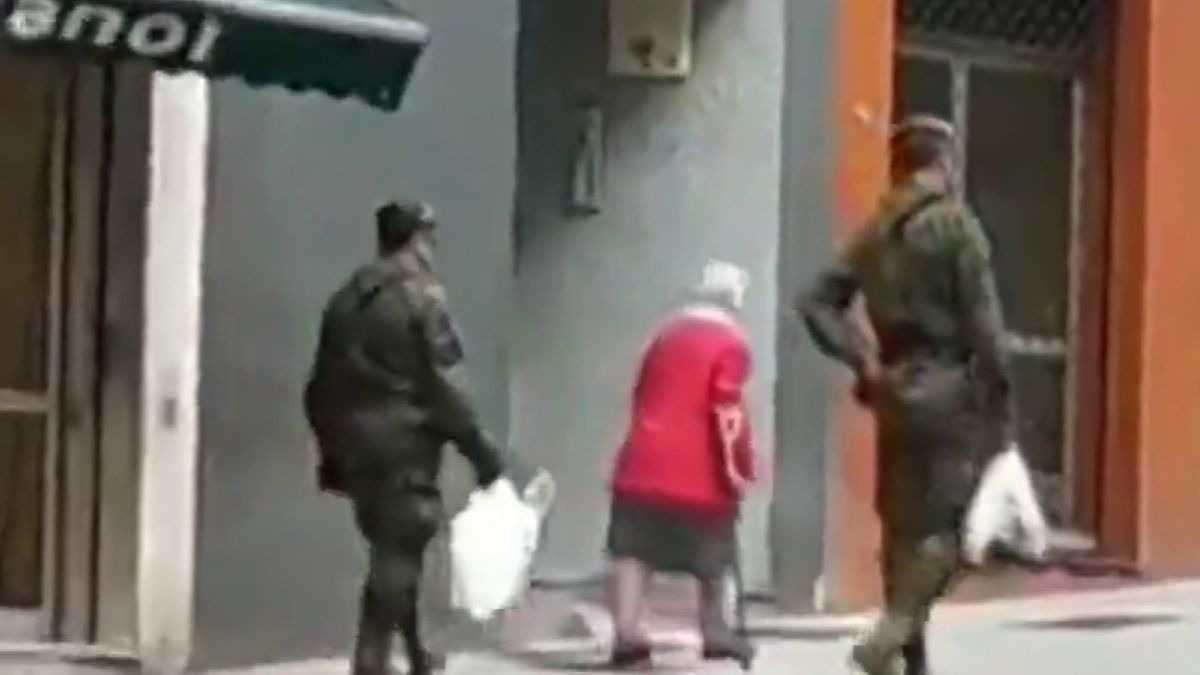 El emotivo vídeo de dos militares llevando la compra a una anciana en Gijón