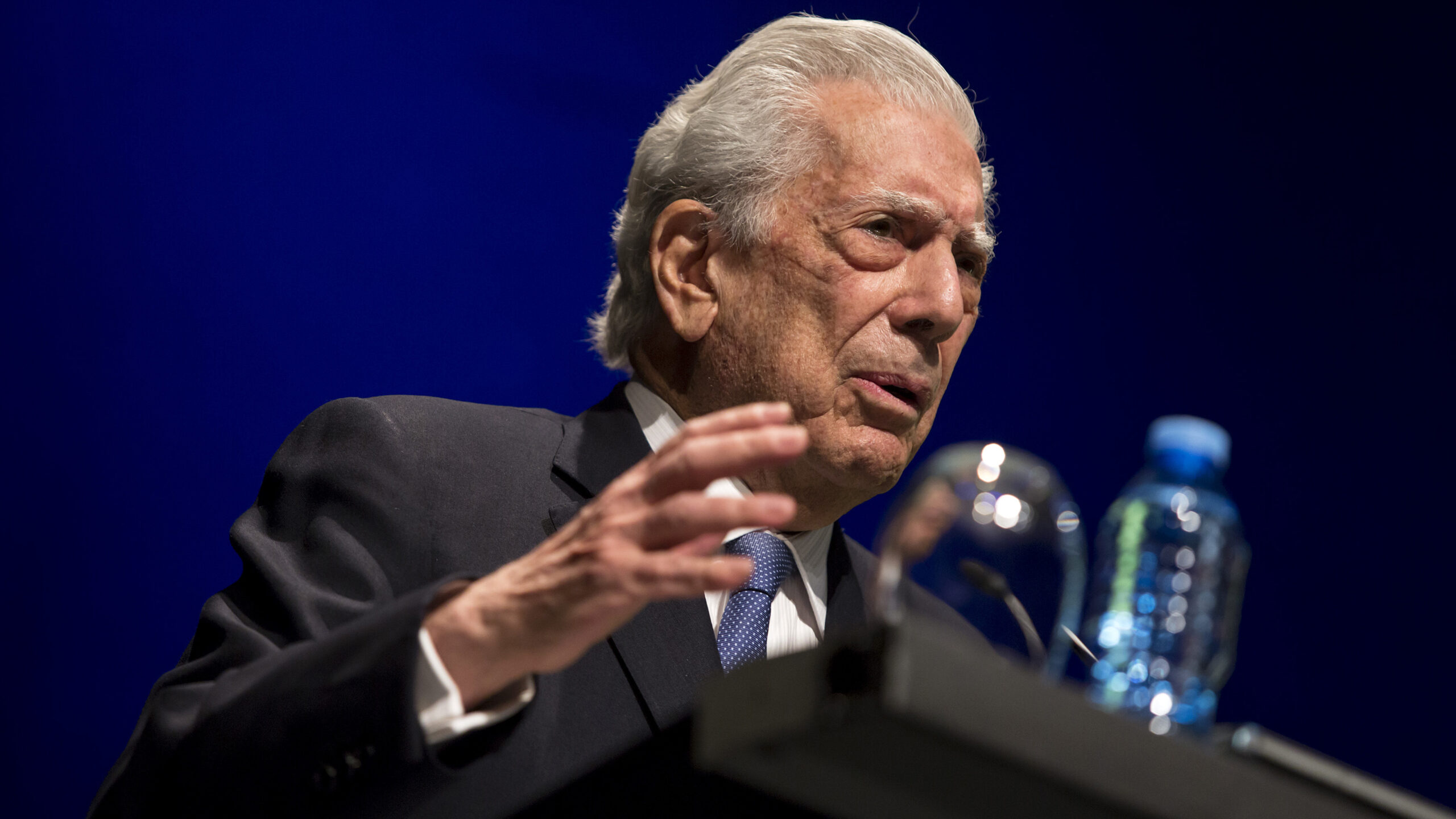 El escritor peruano Mario Vargas Llosa, de 86 años, es hospitalizado con COVID-19