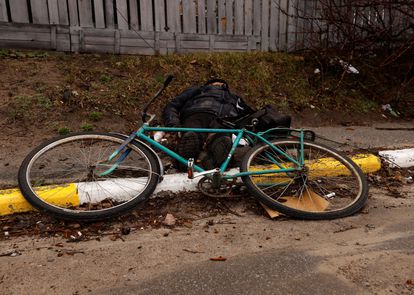El cadáver de un ciclista asesinado por soldados rusos en Bucha.