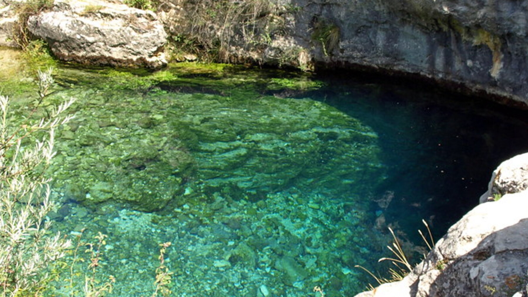 El éxotico y desconocido manantial con aguas azul turquesa que merece la pena visitar un fin de semana