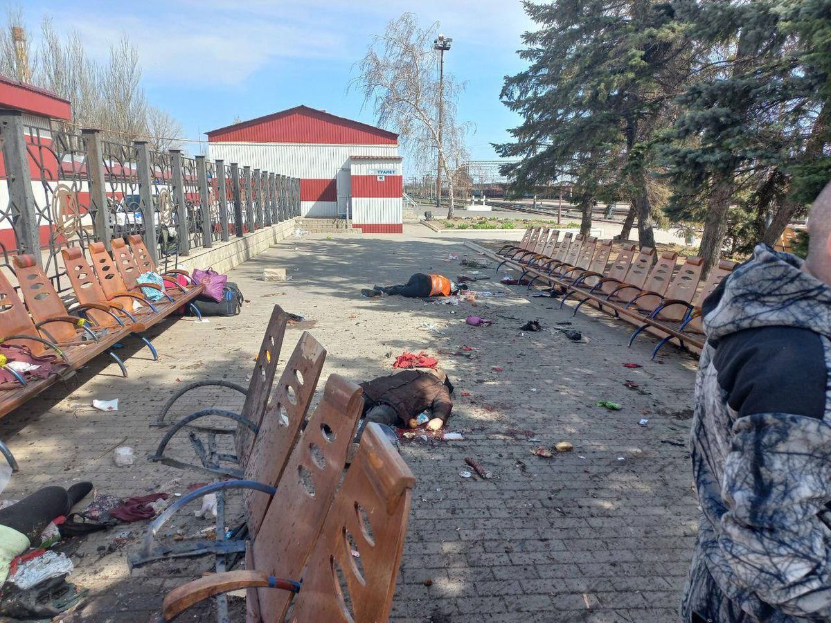 El horror en la estación de Kramatorsk: “Vimos un cadáver quemado dentro de un coche y muchos cuerpos”