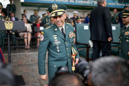 El jefe del ejército colombiano irrumpe en la campaña con un ataque a Gustavo Petro