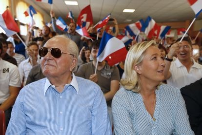Marine Le Pen y su padre, Jean-Marie, en septiembre de 2014 en Frejus.