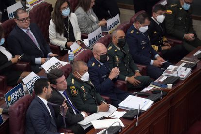 Los ministros del Interior, Daniel Palacios, y de Defensa, Diego Molano, junto a la cúpula militar en la moción de censura en el Congreso de Colombia.
