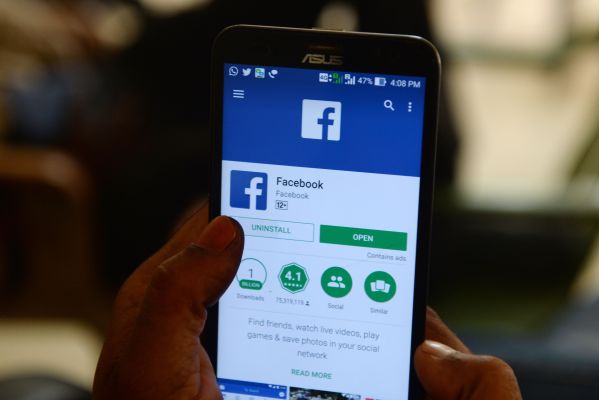 El ministro de TI de la India acusa a Facebook de suprimir las páginas de tendencia derechista
