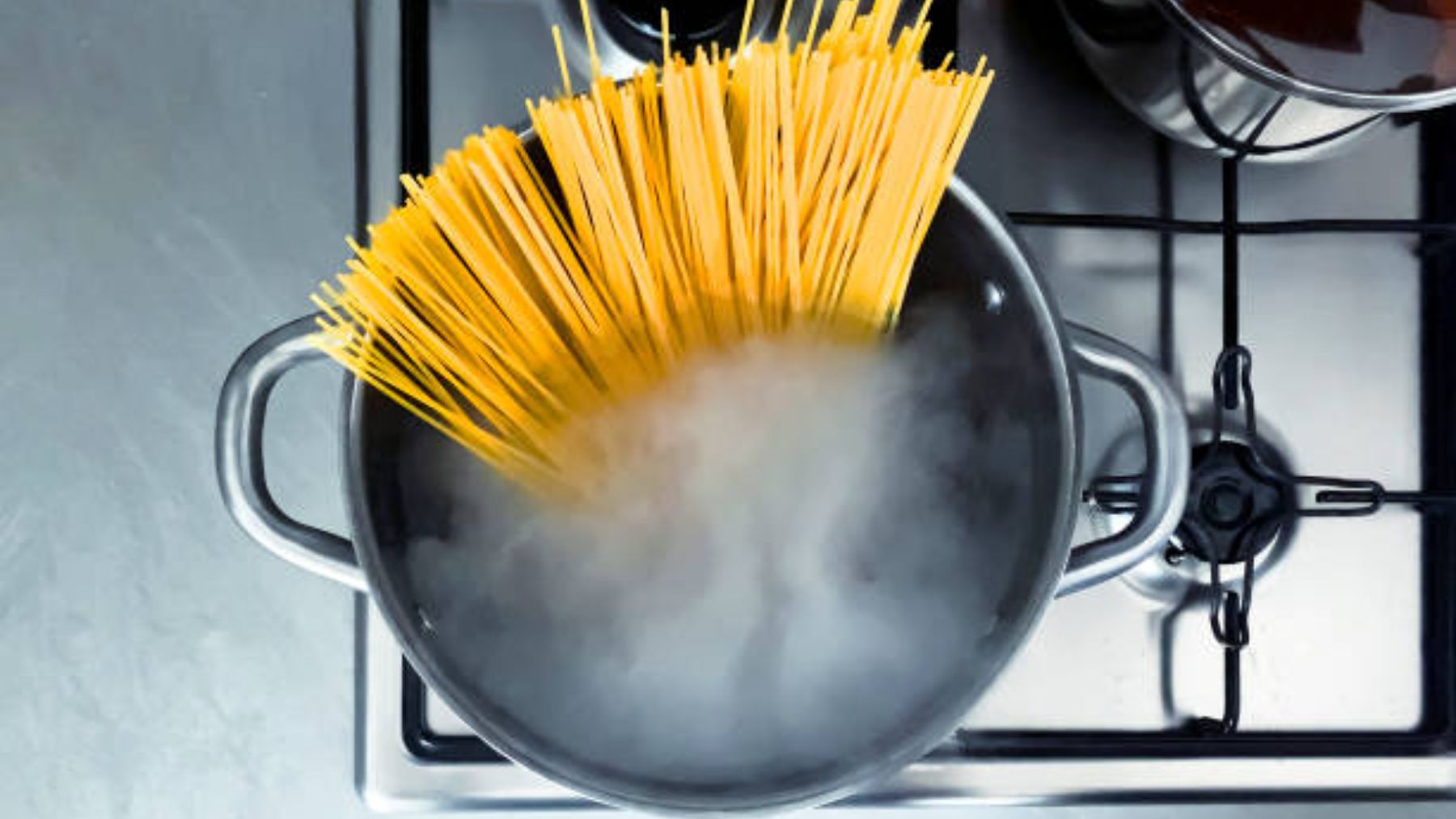 El truco para evitar que se desborde el agua al cocinar pasta