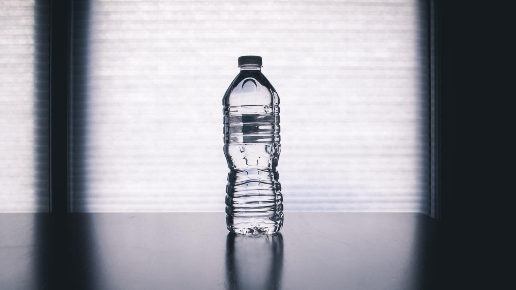 En lo que debes fijarte cuando compras una botella de agua y cuál es la mejor opción
