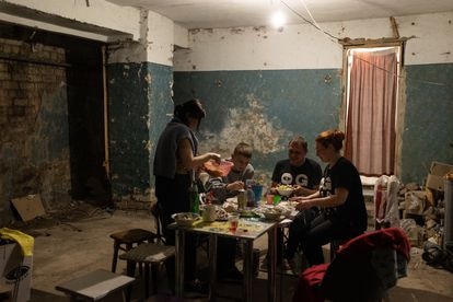 En los sótanos de Járkov bajo las bombas: “Es nuestra ciudad, es nuestro hogar”