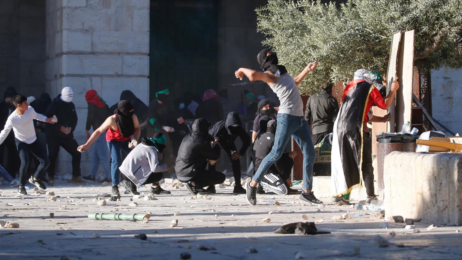 Enfrentamiento entre israelíes y palestinos en una mezquita deja más de 150 heridos