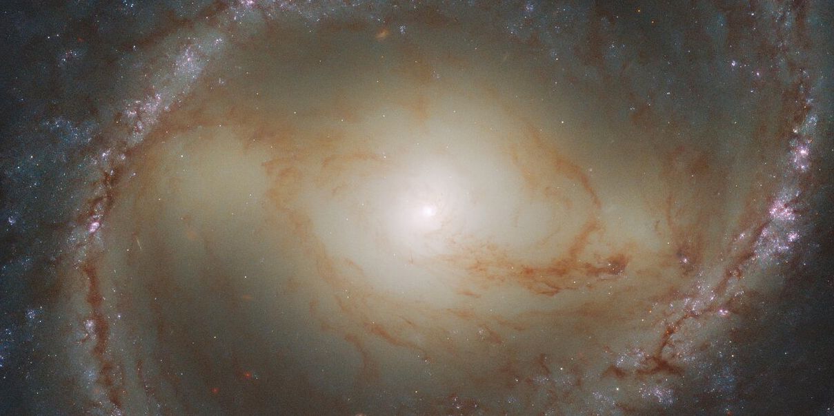 Esta galaxia espiral tiene un agujero negro que empequeñece nuestro sol
