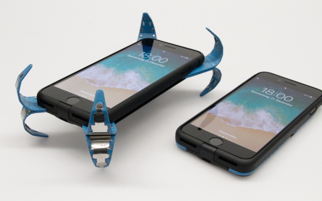 Este ingenioso estuche se abre para proteger tu teléfono cuando lo dejas caer