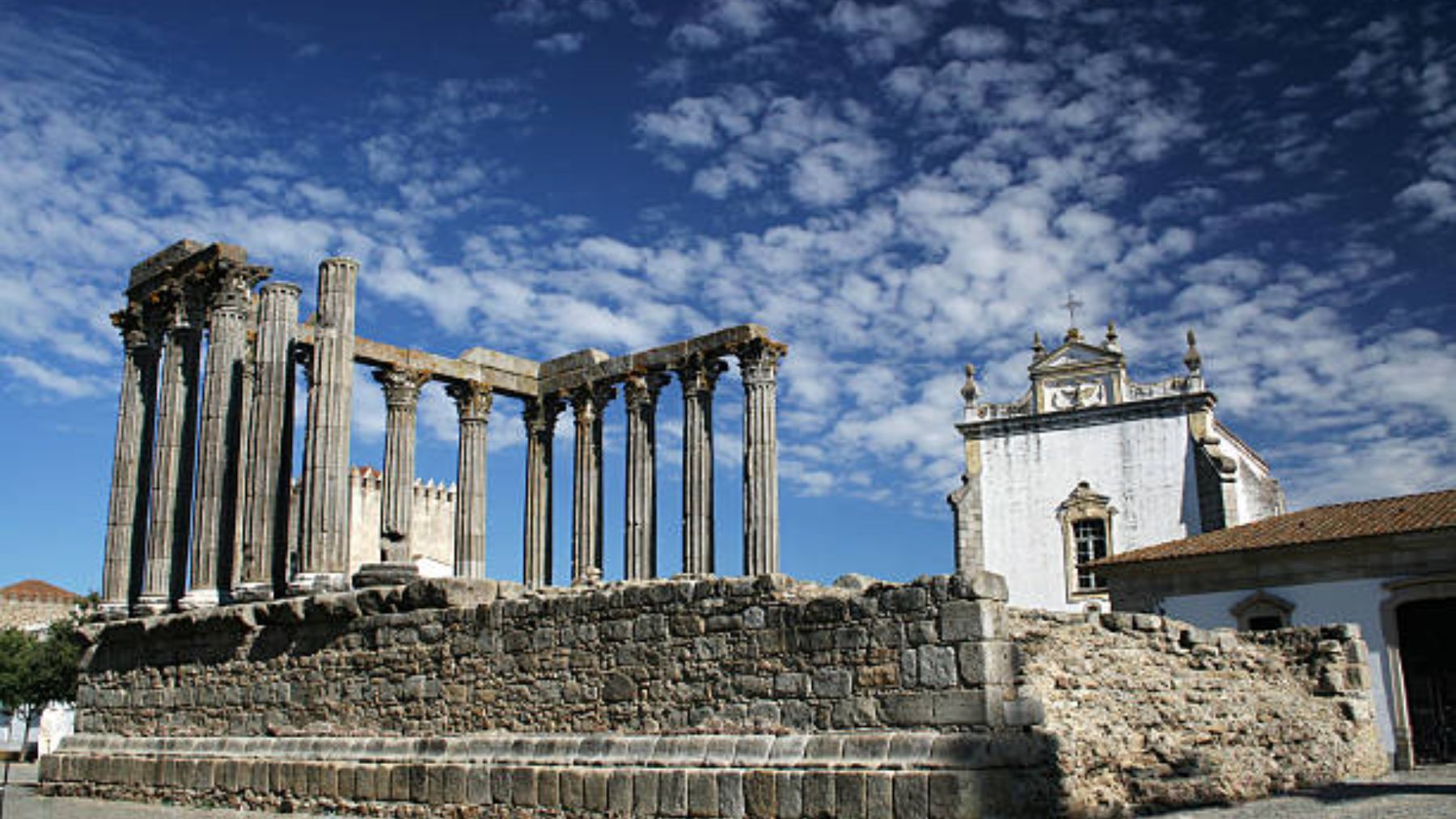 Évora, la ciudad portuguesa con un templo romano que puedes visitar en un día