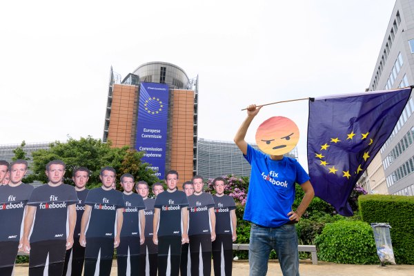 Facebook presiona a la UE por reglas de contenido de Internet diluidas y difusas