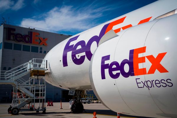 FedEx atrae a los vendedores en línea con envío aéreo de dos días a tarifas terrestres después de que finaliza el contrato de Amazon