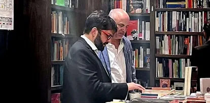 El presidente chileno, Gabriel Boric, en la librería Eterna Cadencia de Buenos Aires.