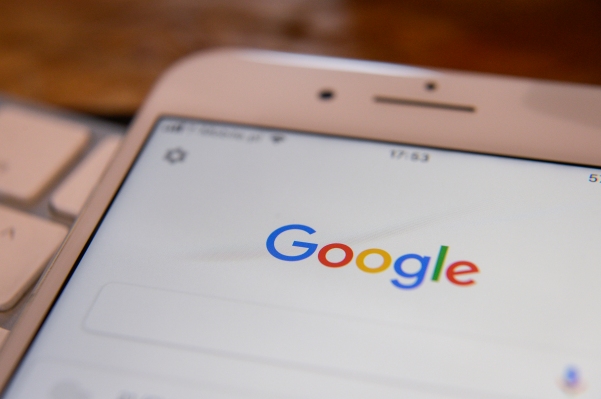 Google implementa mejoras de IA para ayudar con la seguridad de la Búsqueda y las consultas de 'crisis personal'