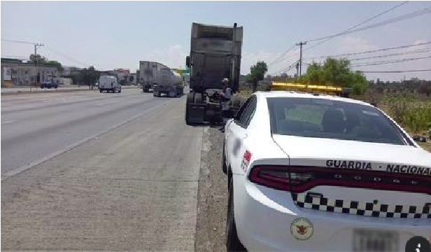 Hallan abandonado tráiler sobre autopista México-Querétaro, era robado