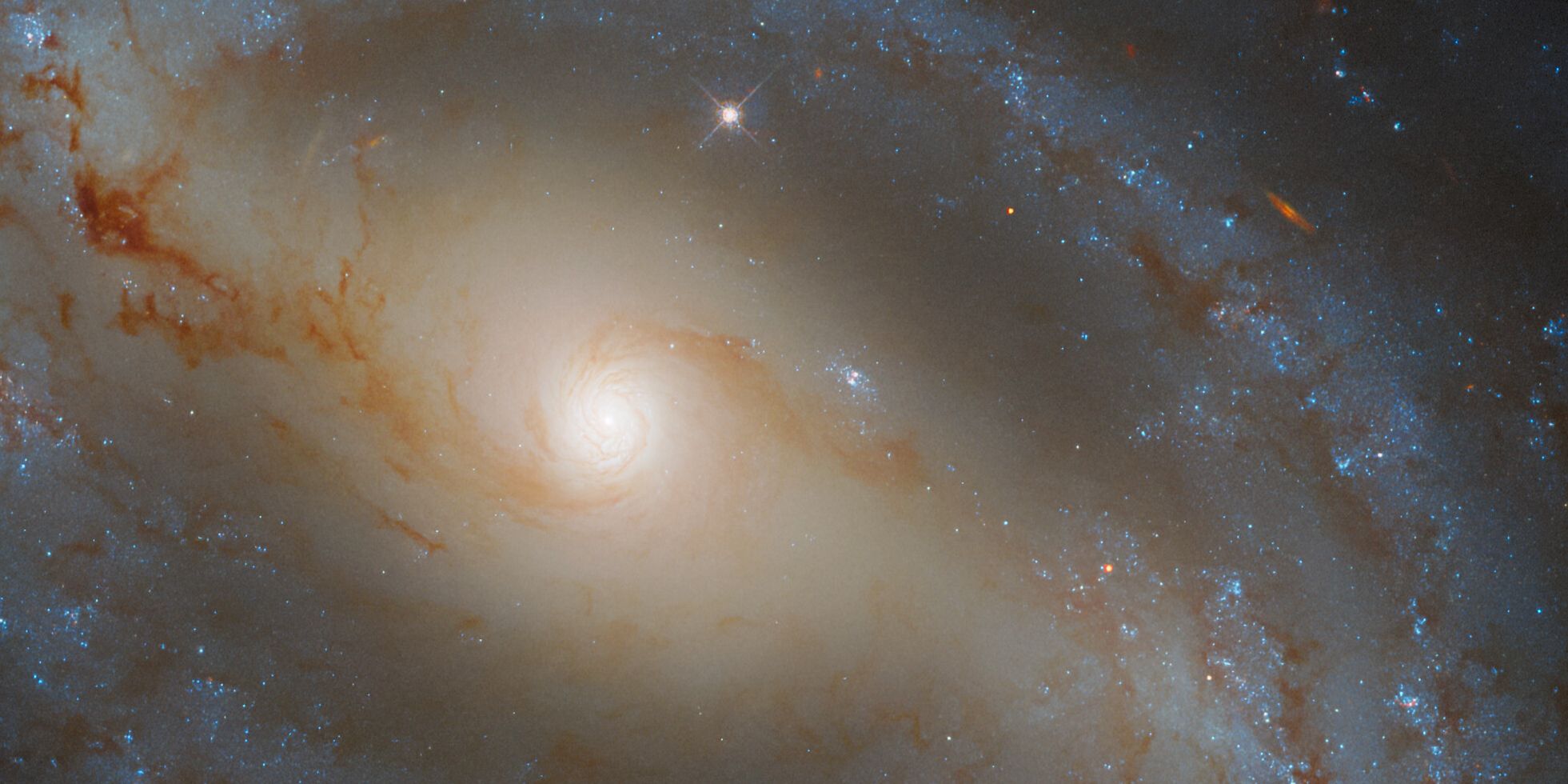 Hubble espía en una galaxia con forma de serpiente que se desliza por el espacio